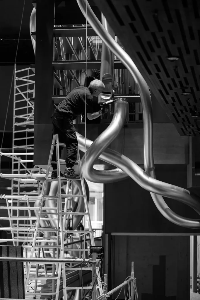 Künstler und Orgeldesigner Harald Schwarz bei der Montage der klingenden Prospektpfeifen in Helsinki.